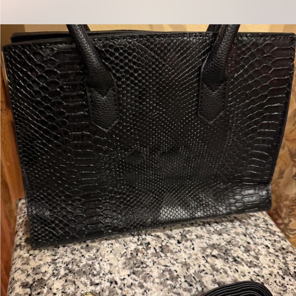 Elegant Black Snake-Embossed Handbag - Picture 2 of 10